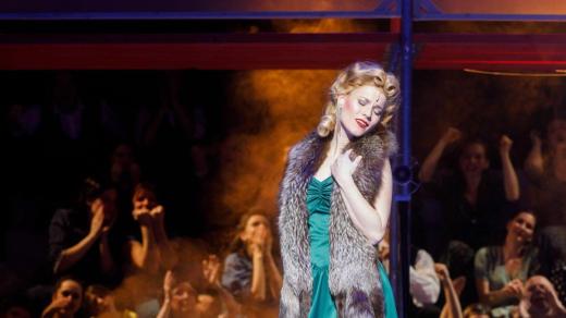 Michaela Gemrotová jako Evita v představení Jihočeského divadla