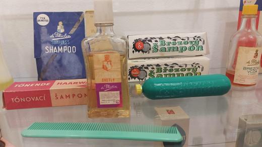 Výstava ve skutečském muzeu představuje také ikonický design obalů drogerie