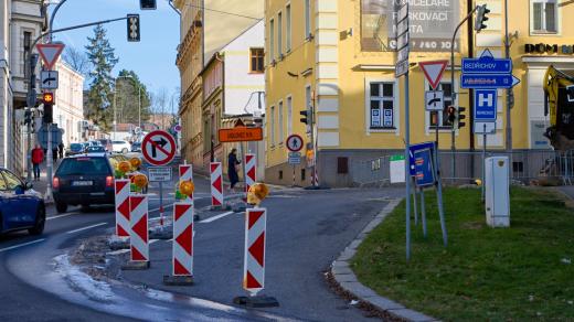 Dopravu v centru Liberce komplikuje uzavírka části Jablonecké ulice, ze Šaldova náměstí se do ní nedá odbočit