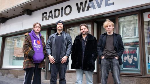 Ghost of You před studiem Radia Wave