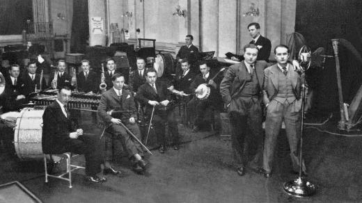 Jan Werich (vlevo) a Jiří Voskovec s Ježkovým orchestrem v roce 1932