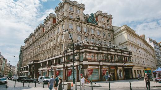 Palác Adria na Zlatém kříži na Novém Městě z roku 1925. V době vzniku sklidil kritiku, dnes je unikátní ukázkou tzv. rondokubismu – českého art deca. Plány pro budovu pojišťovny Riunione Adriatica vypracoval architekt Pavel Janák