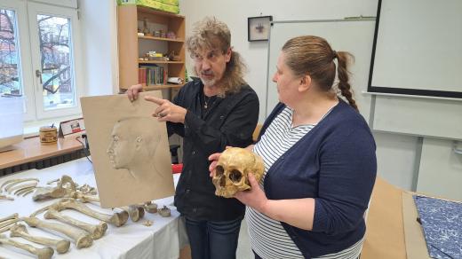 Žáci Základní školy UNESCO v Uherském Hradišti se učili na kosterních ostatcích rakousko-uherského vojáka z 19. století. Odborníci zjistili, jak vypadal