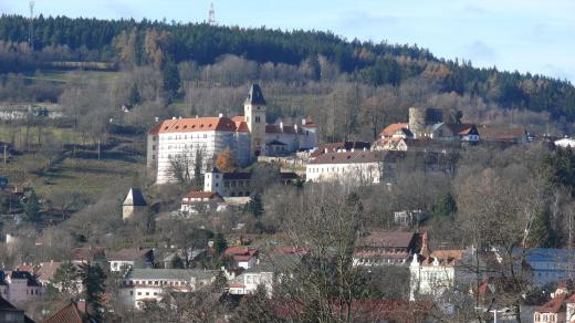 Na kopci nad šumavským Vimperkem stojí zámek, jehož součástí je i původní raně gotický hrad