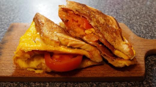 Rychlý toast s vejcem a zeleninou