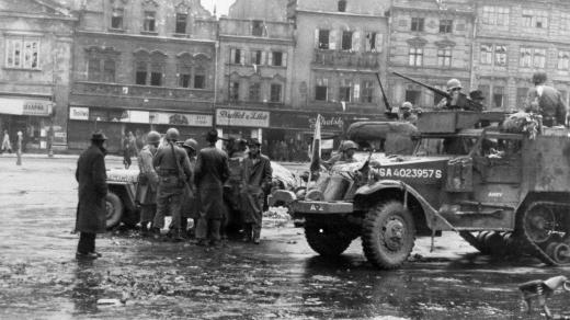 Američtí vojáci na plzeňském náměstí v květnu 1945