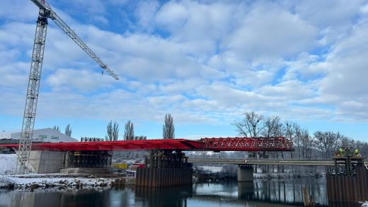 Dálniční most D55 přes řeku Moravu u Napajedel, výstavba, leden 2025, druhá část výsunu mostu