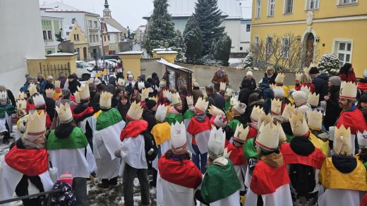 Tři králové už obešli celé Česko. 200 koledníků vyrazilo také od kostela svatého Václava v Dobrušce