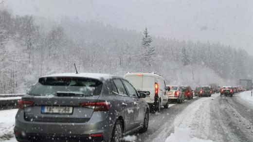 Sněžení komplikuje dopravu v Libereckém kraji - Paceřický kopec 6. prosince 2024