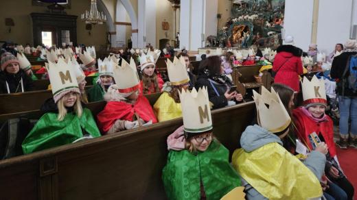 Tři králové už obešli celé Česko. 200 koledníků vyrazilo také od kostela svatého Václava v Dobrušce