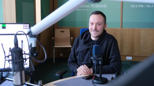 Radim Frolík ve studiu Českého rozhlasu Hradec Králové