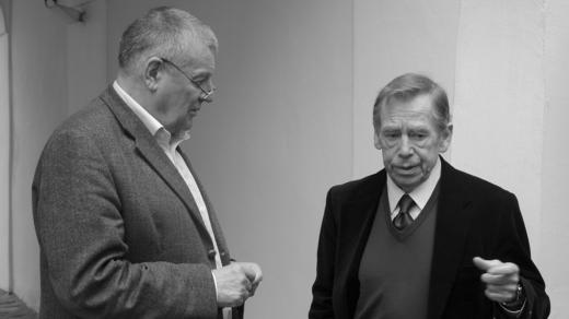 Zleva Karel Hvížďala a Václav Havel