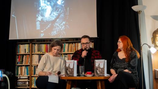 Alexandra Vojtíšková, Myroslav Lajuk a Tereza Chlaňová během křtu knihy Bachmut v pražské Čítárně Unijazz