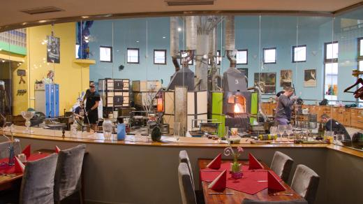 Do sklářské hutě je možné se dívat i z restaurace