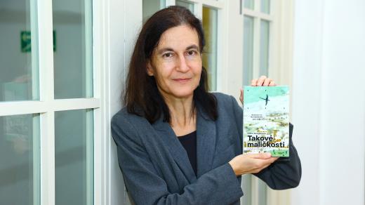 Překladatelka Hana Ulmanová s knihou Takové maličkosti
