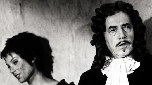 Herečka Soňa Valentová jako Zuzana Voglicková, která byla ve filmu Kladivo na Čarodějnice obviněna z čarodějnictví. Vpravo Vladimír Šmeral jako inkvizitor Boblig z Edelstadtu