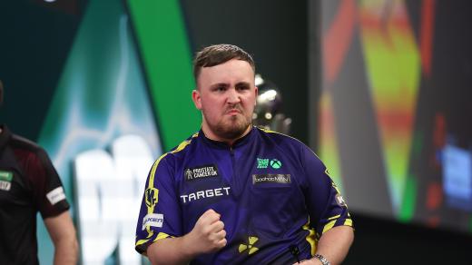 Luke Littler se stal nejmladším šipkařským šampionem v historii