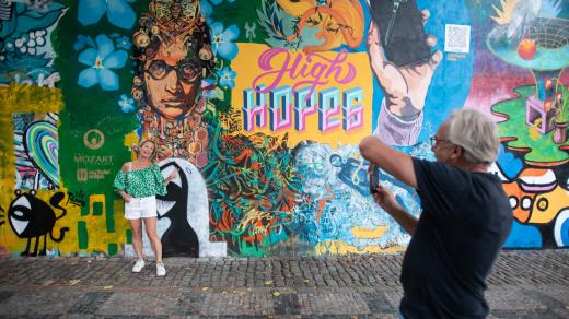 Turistům se však zeď evidentně líbí. Aneb definuj kýč