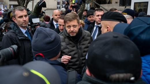 Ministr vnitra Vít Rakušan (STAN) s demonstranty přes půl hodiny diskutoval