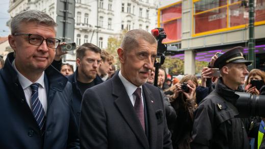 Předseda hnutí ANO Andrej Babiš a místopředseda Karel Havlíček (vlevo) přišli oslavit výročí sametové revoluce na Národní třídu