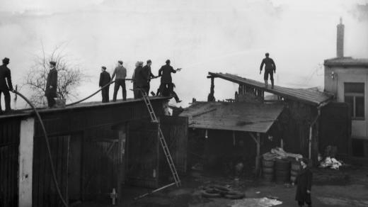 Dobrovolníci hasí požár ve 30. letech 20. století