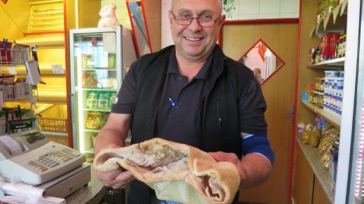 Řezník Zdeněk Novák z Pardubic pózuje s hovězím žaludkem