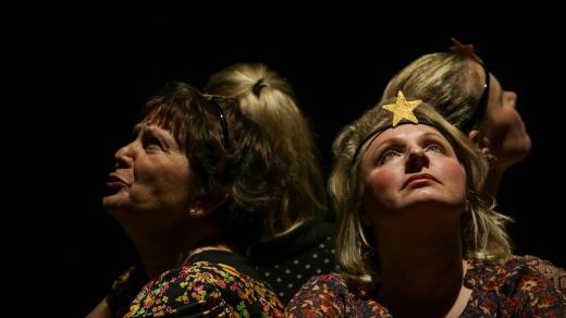 Jsem všude kolem tebe: Čtyři ženy v amatérském divadelním představení. Čtyři ženy po velké, těžko popsatelné zkoušce. Čtyři příběhy o bolesti a naději