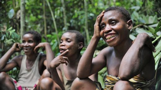 Příslušníci afrického kmene Baka si brousí zuby do špičky