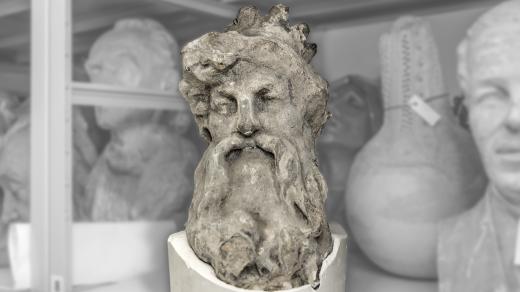 Hlava boha Neptuna byla součástí sochy podle návrhu Josefa Václava Myslbeka