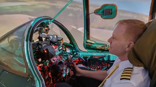 Kapitán Petr Bílý v kokpitu MIG-21