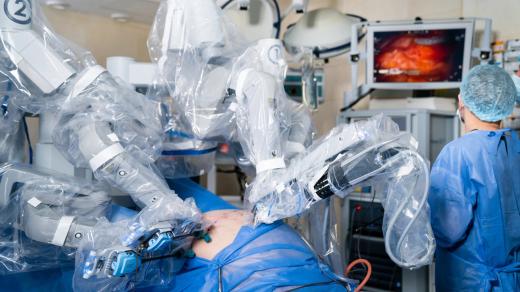 Robot, operace, lékař (ilustrační foto)
