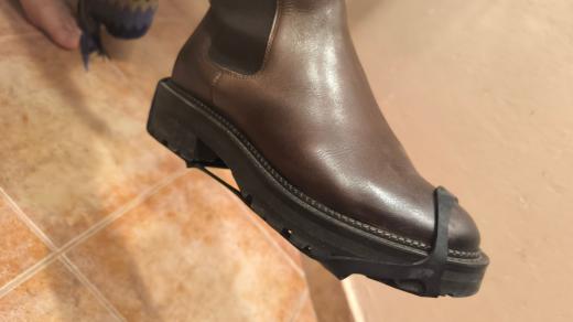 Nesmeky musí na obuvi dobře držet