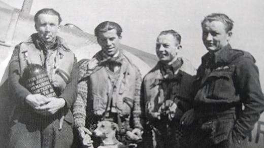 Druhým zleva je Václav Jícha