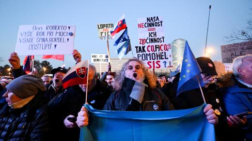 Demonstranti na protivládním protestu v Bratislavě, Slovensko, 24. ledna 2025