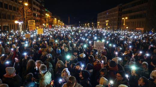 Protest v Berlíně proti migračním plánům lídra CDU/CSU a hlavního kandidáta na kancléře Friedricha Merze a krajně pravicové strany Alternativa pro Německo (AfD)