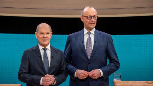 Německý sociálnědemokratický kancléř Olaf Scholz a předák opoziční konzervativní unie CDU/CSU Friedrich Merz se střetli v nedělní debatě