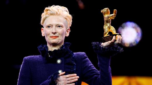Zlatého medvěda za celoživotní dílo převzala na 75. Berlinale skotská oscarová herečka Tilda Swintonová