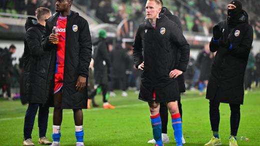 Fotbalisté plzeňské Viktorie děkují svým fanouškům po zápase v Budapešti