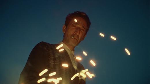 Adrien Brody ve snímku The Brutalist