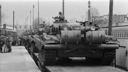Na železniční stanici v Milovicích bylo naloženo na vagony posledních dvanáct tanků sovětské armády v ČSFR (březen 1991)