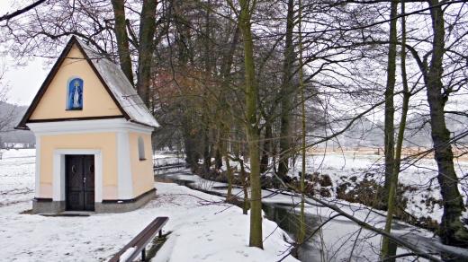 Mlýnská strouha obtéká i poutní Šubrtovu kapličku nad Zábřehem