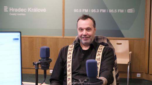 Martin Hudrlík ve studiu Českého rozhlasu Hradec Králové