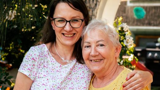 Paní Jana Chmelíková (vlevo) má Lidu Gatalaj jako svoji adoptivní babičku