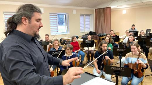 Táborský symfonický orchestr Bolech a dirigent Josef Čechtický při zkoušce