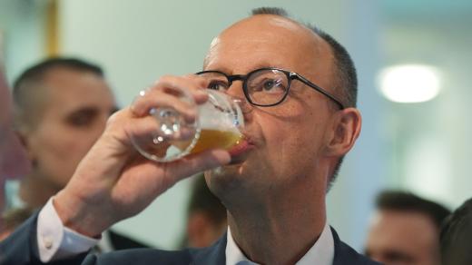 Volební lídr unie CDU/CSU Friedrich Merz slaví vítězství ve volbách do německého parlamentu