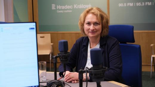 Ilona Semrádová ve studiu Českého rozhlasu Hradec Králové