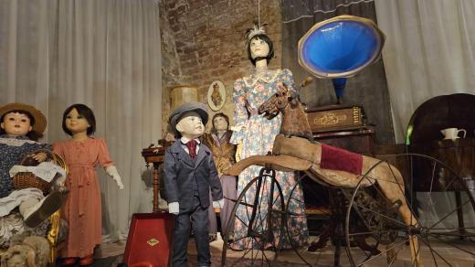 Dotek starých časů. V Hradci Králové je přístupná nová expozice historických kočárků a hraček