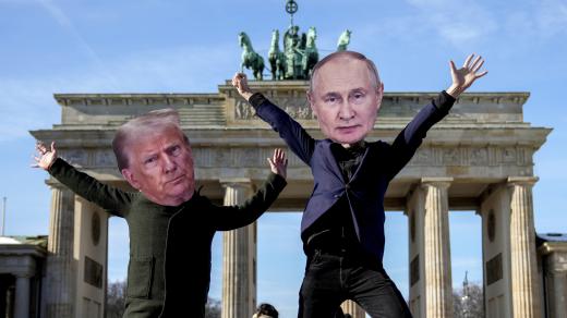 Aktivisté v Německu převlečení za Donalda Trumpa a Vladimira Putina