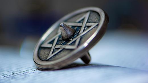 Chanukový drejdl s Davidovou hvězdou. Židé, antisemitismus