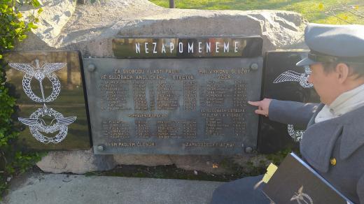 Daniel Švec u pomníku v Plzni na Borech